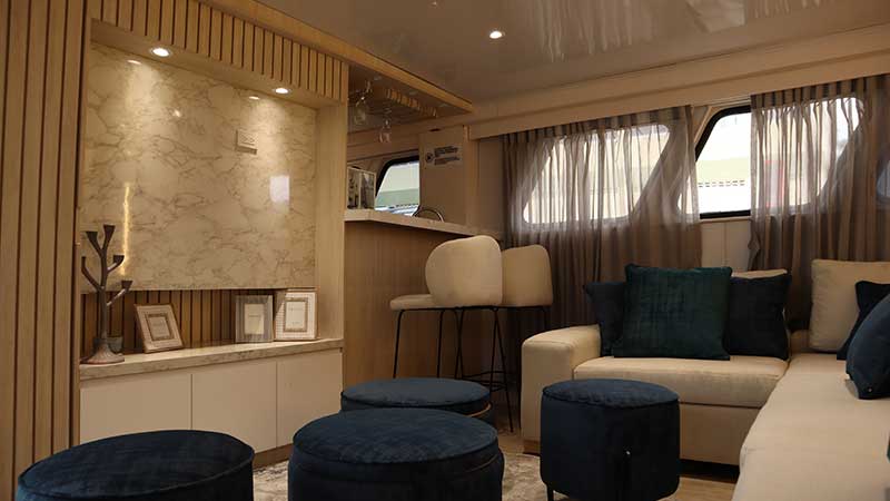 Comfortable social lounge - Galaxy Diver