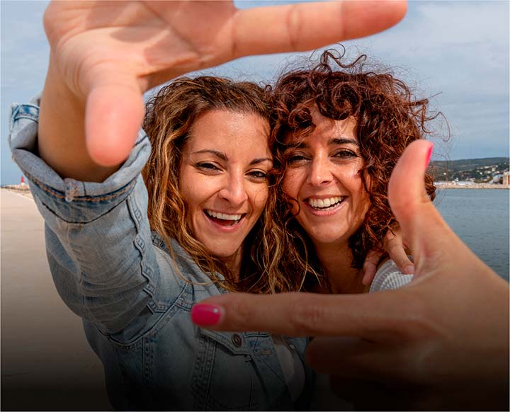 happy tourists cruise to Galapagos - Reviews